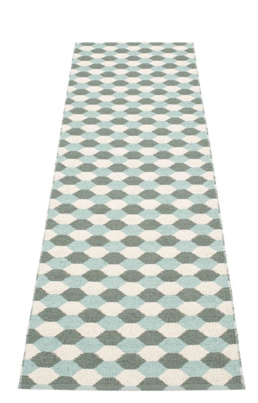 Dana Kunststoffteppich 70x250 grau Pappelina mit grafischem Muster aus grauen, weißen und türkisen Rauten.